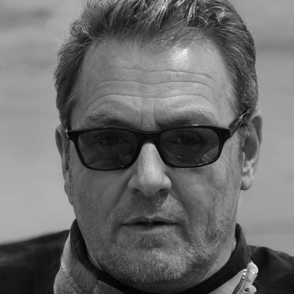 Retrato profesional de Adrián Montoya